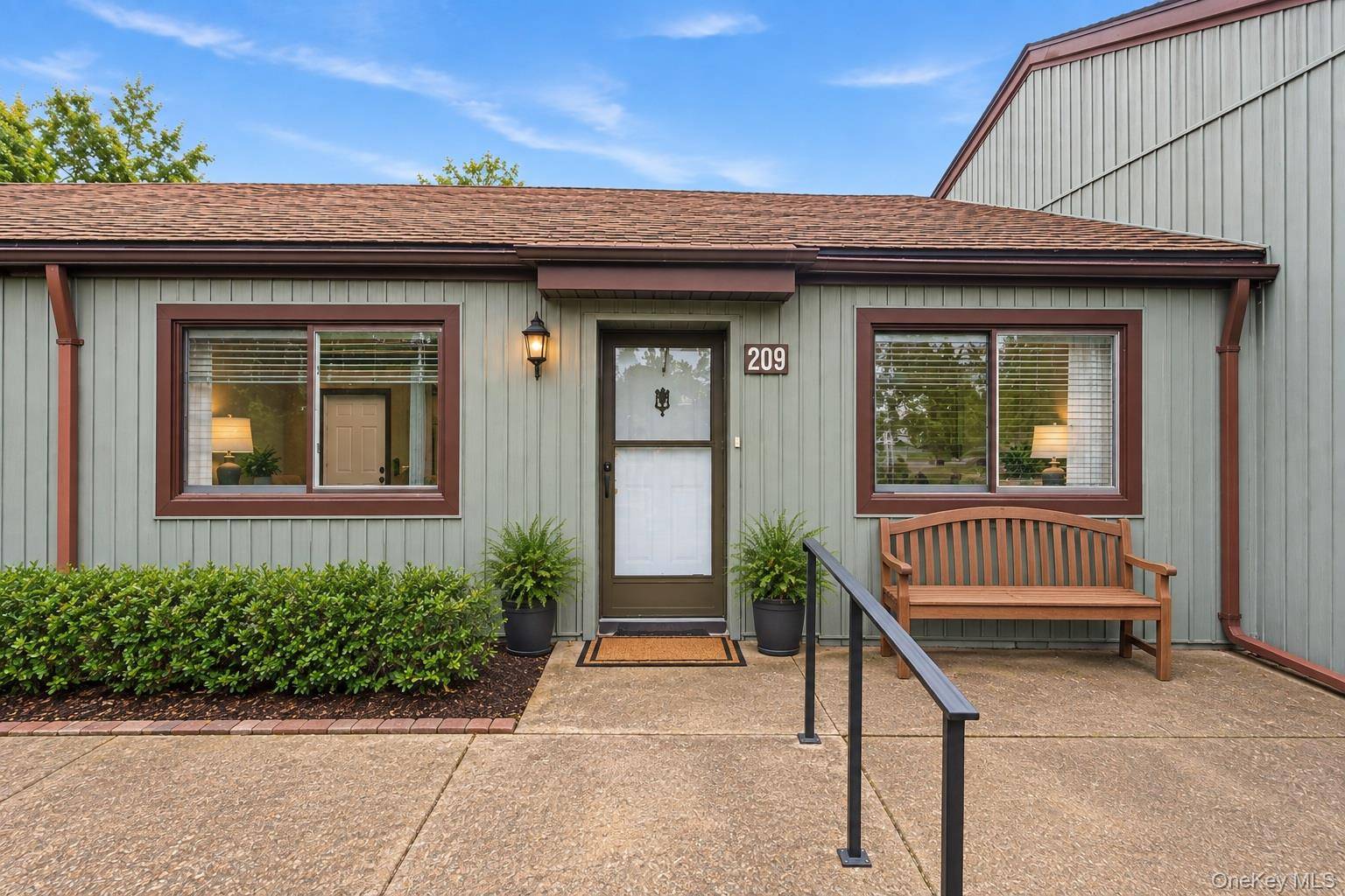 209 Strathmore Gate DR, Stony Brook, NY 11790