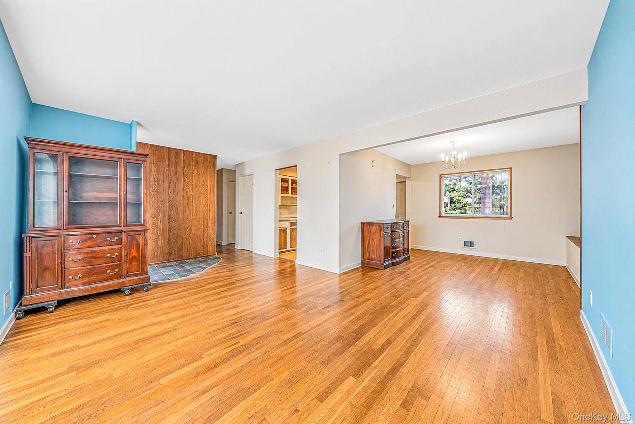 3 June ST, Hauppauge, NY 11788