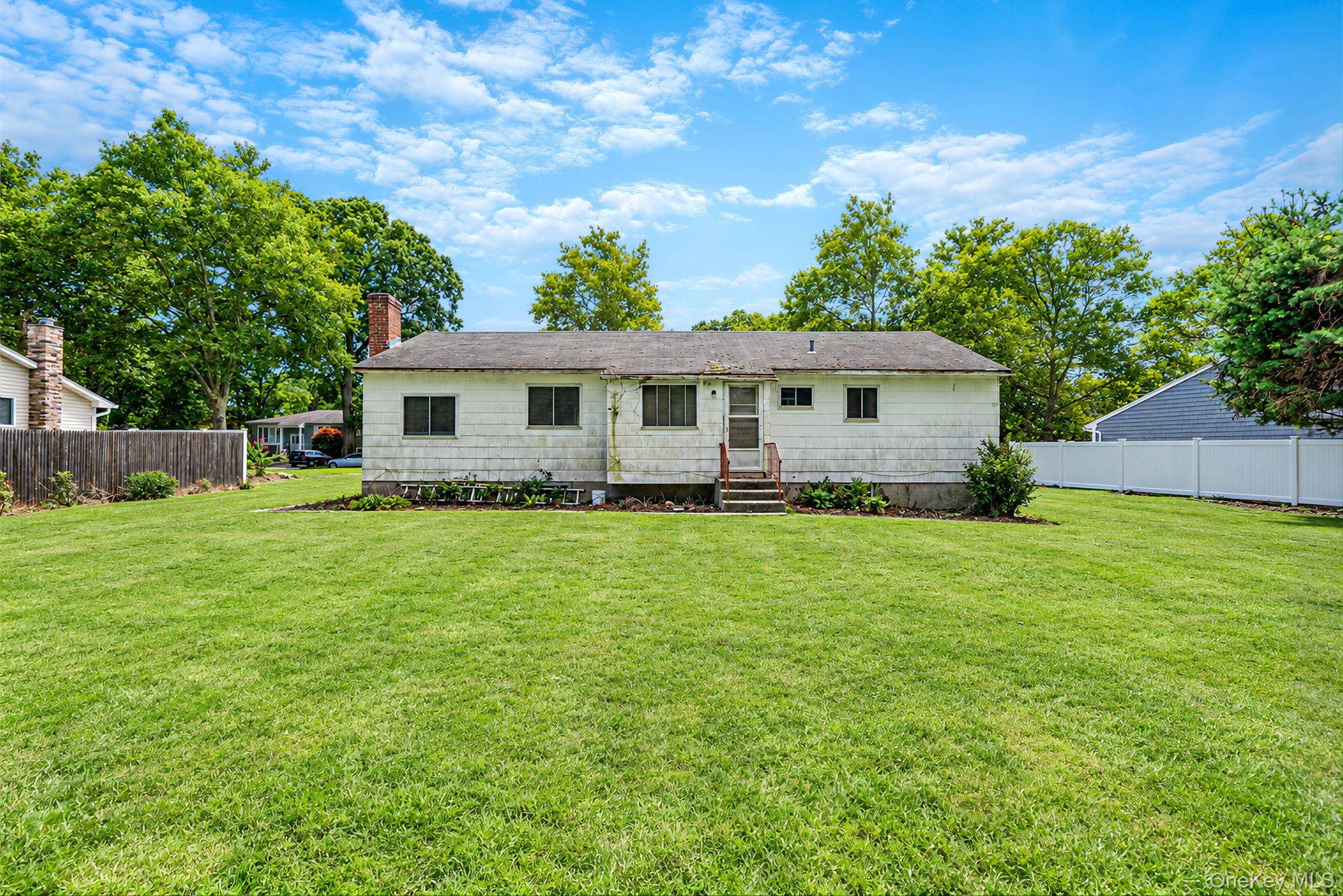 3 June ST, Hauppauge, NY 11788
