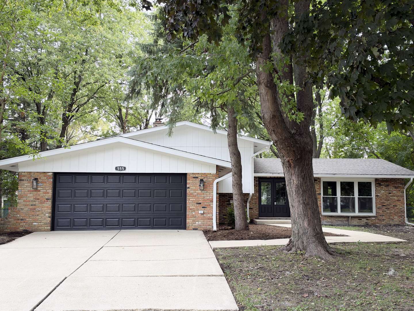 28W555 Leverenz RD, Naperville, IL 60564