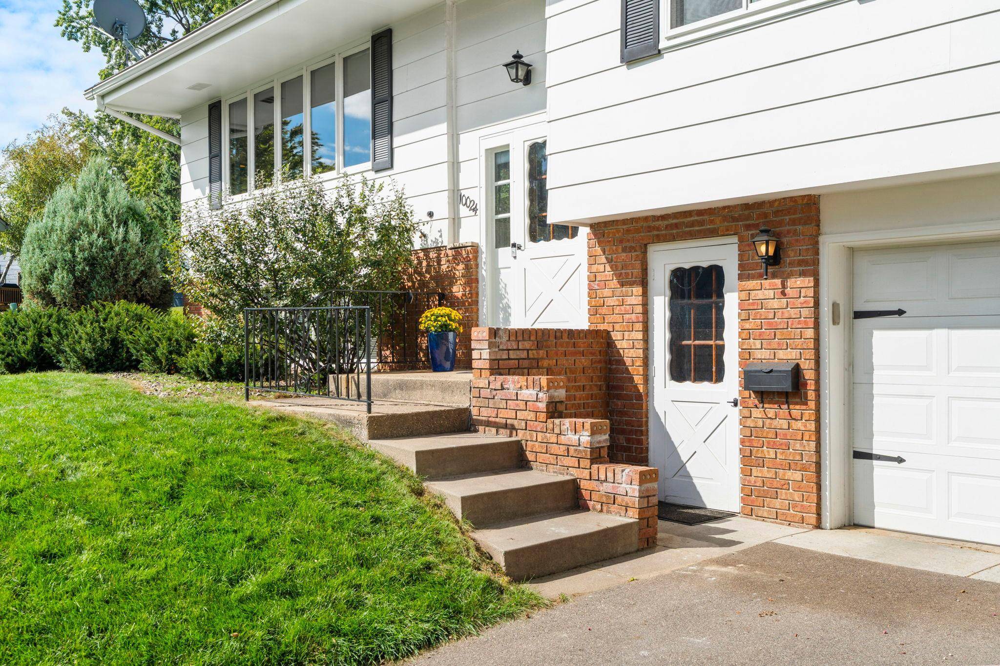 10024 Johnson CIR, Bloomington, MN 55437