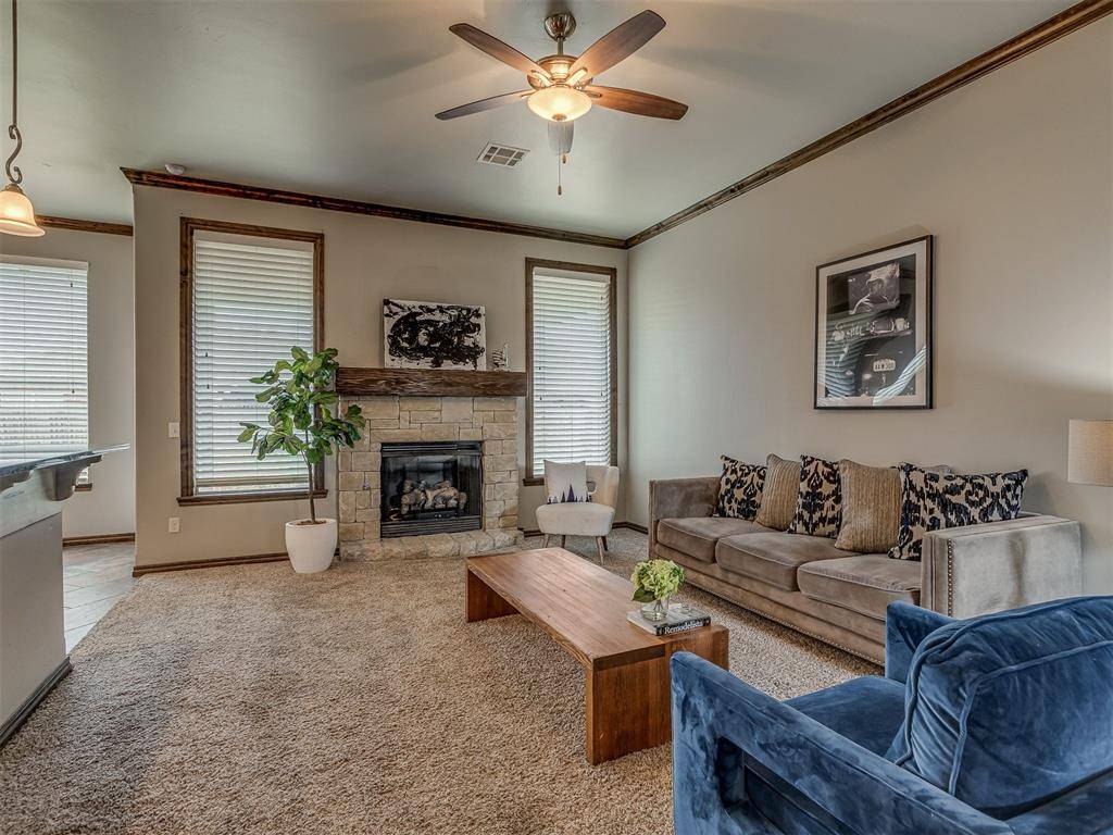 909 SW 14th ST, Moore, OK 73160