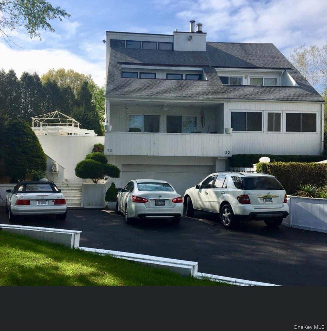 22 Waters Edge LN, Mount Sinai, NY 11766