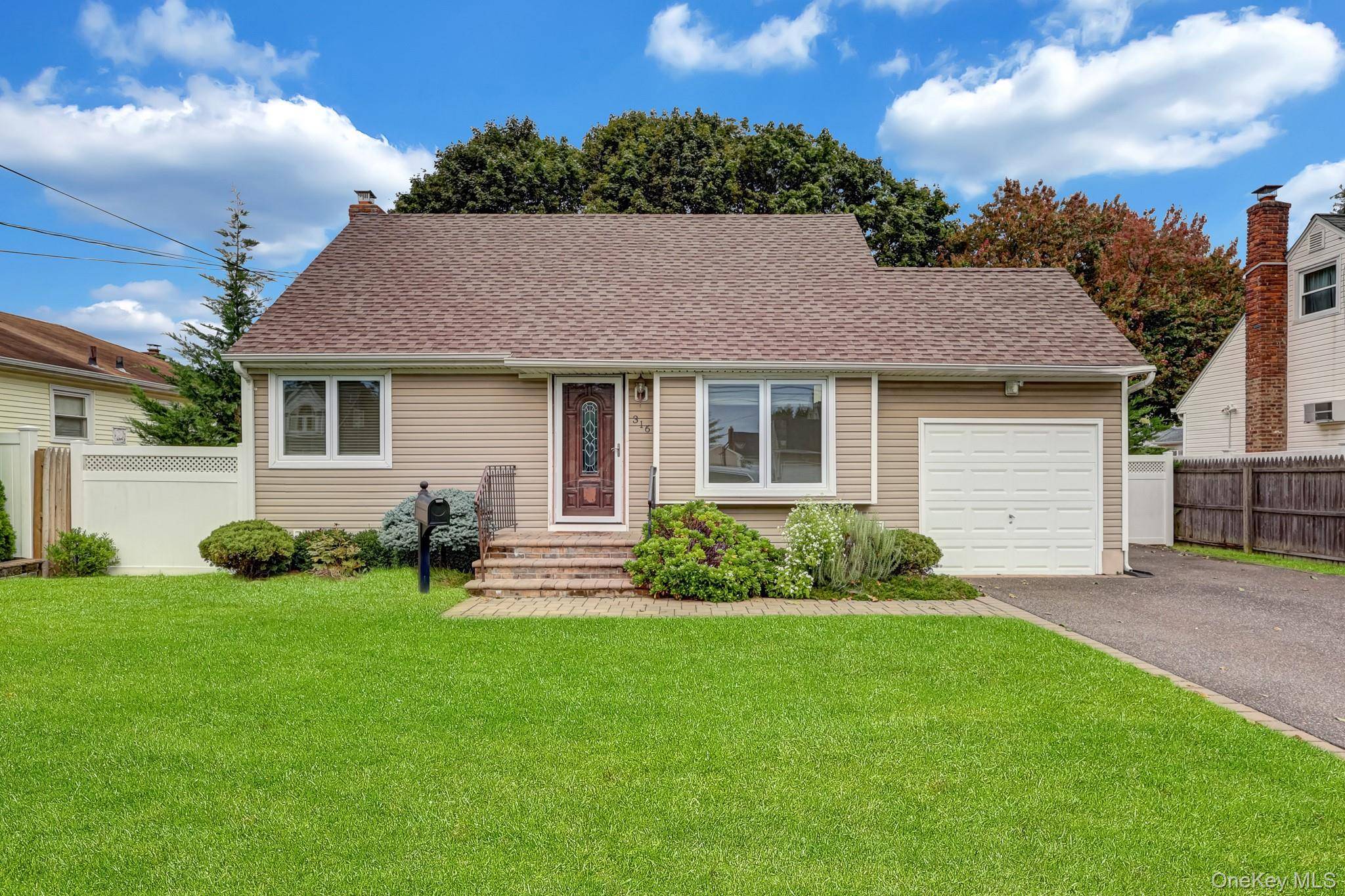 316 39th ST, Lindenhurst, NY 11757