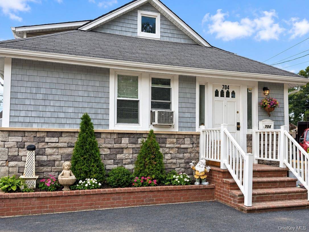 704 Newbridge RD, North Bellmore, NY 11710