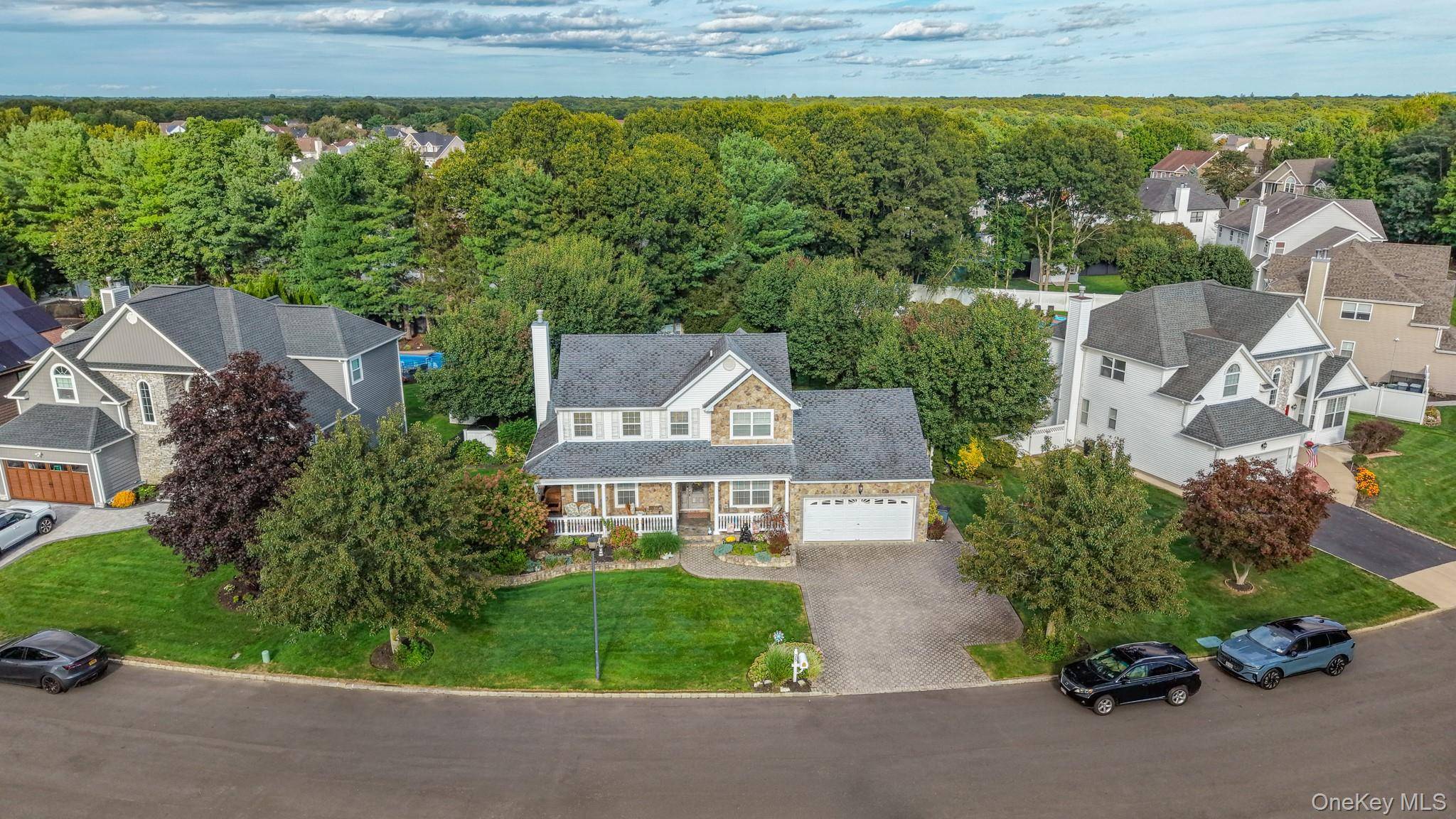 25 Laurel LN, Holtsville, NY 11742
