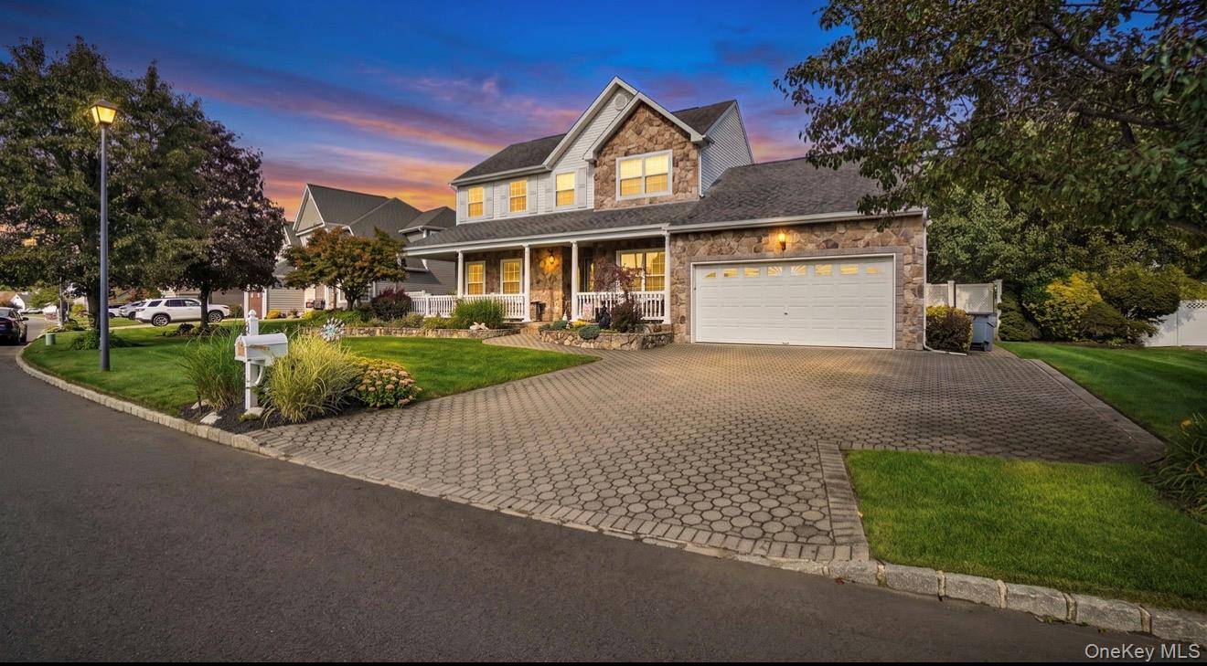 25 Laurel LN, Holtsville, NY 11742