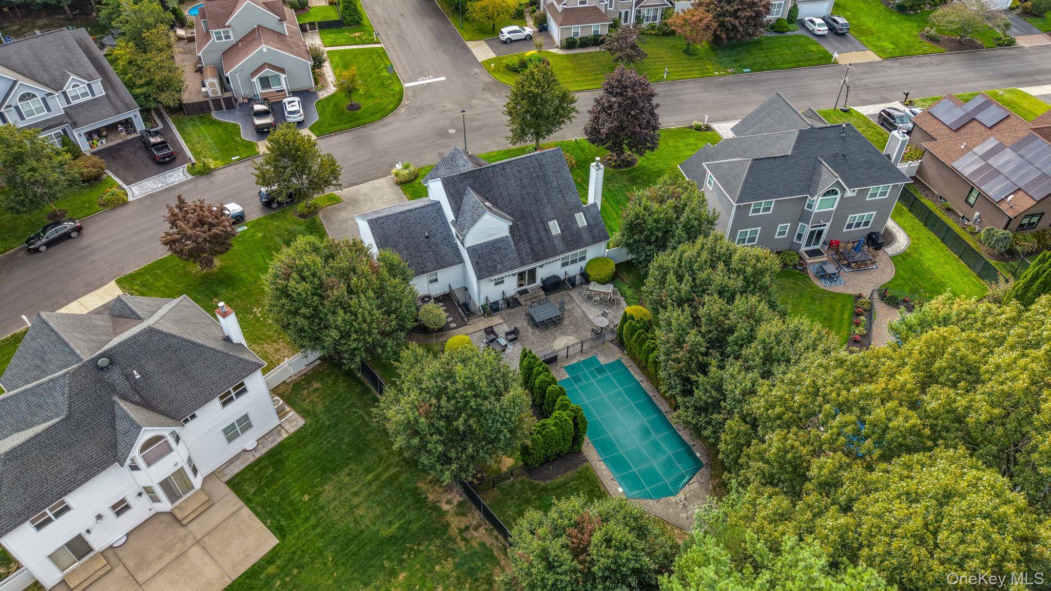 25 Laurel LN, Holtsville, NY 11742