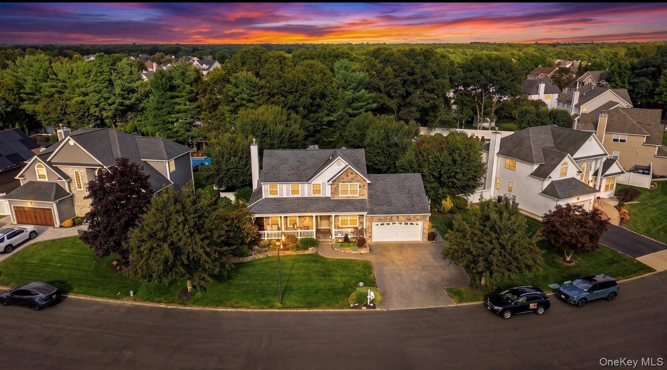 25 Laurel LN, Holtsville, NY 11742