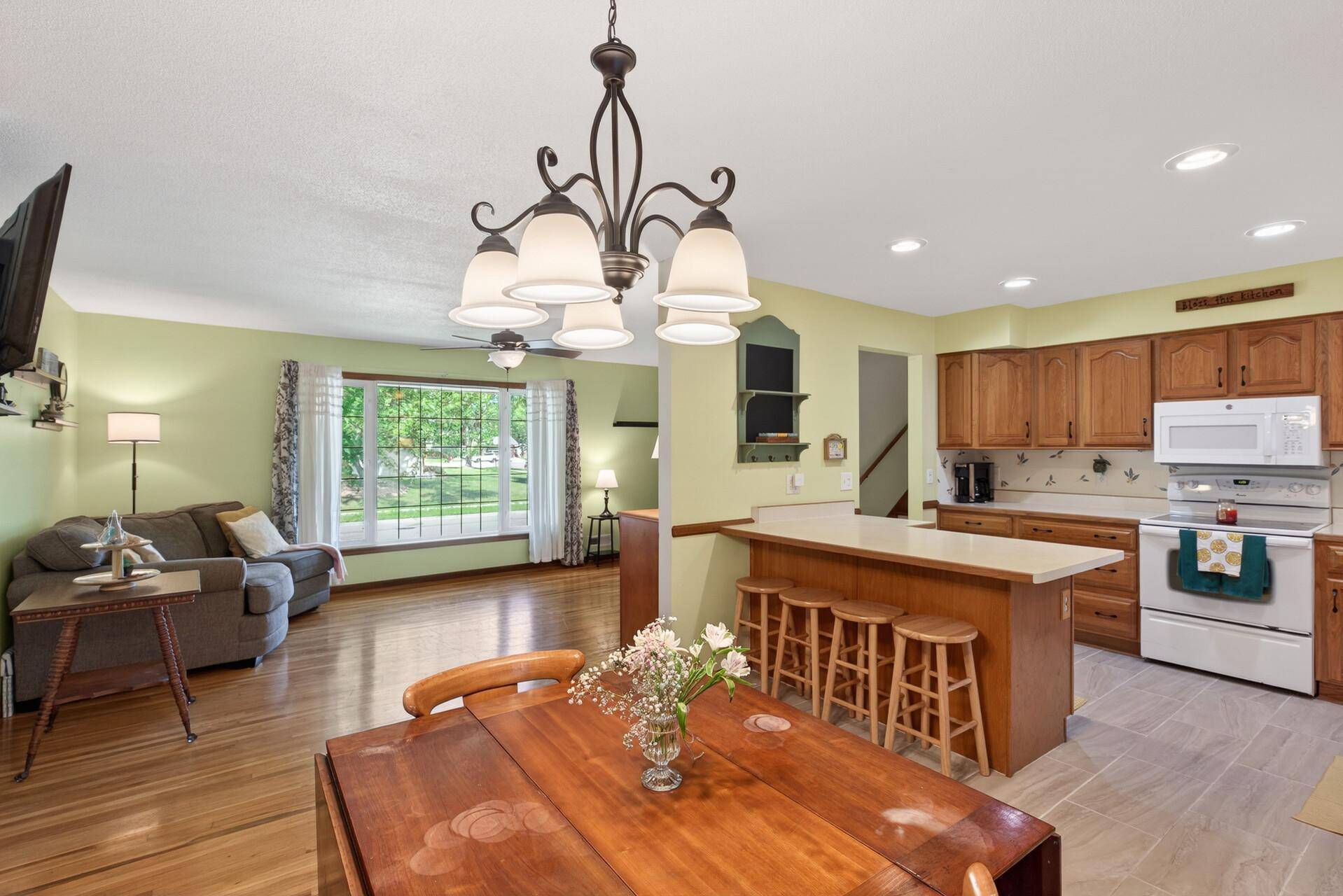 1094 Lowell DR, Apple Valley, MN 55124