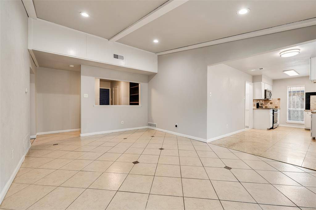 9829 GROVE OAKS Valley, Dallas, TX 75217
