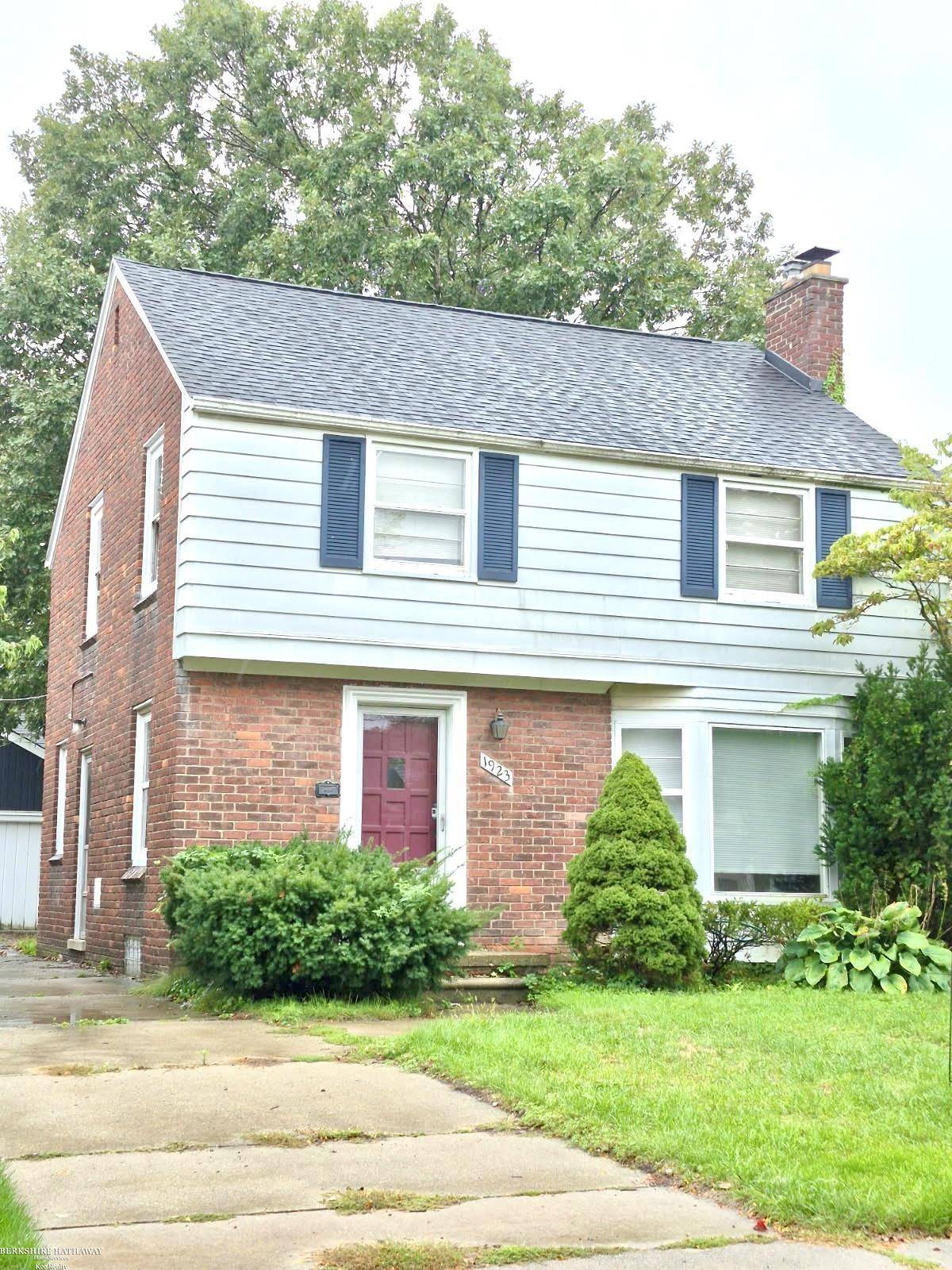 1923 Norwood DR, Grosse Pointe Woods, MI 48236