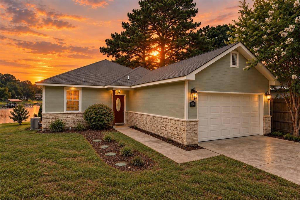 182 Oak Hills Drive, Mabank, TX 75156