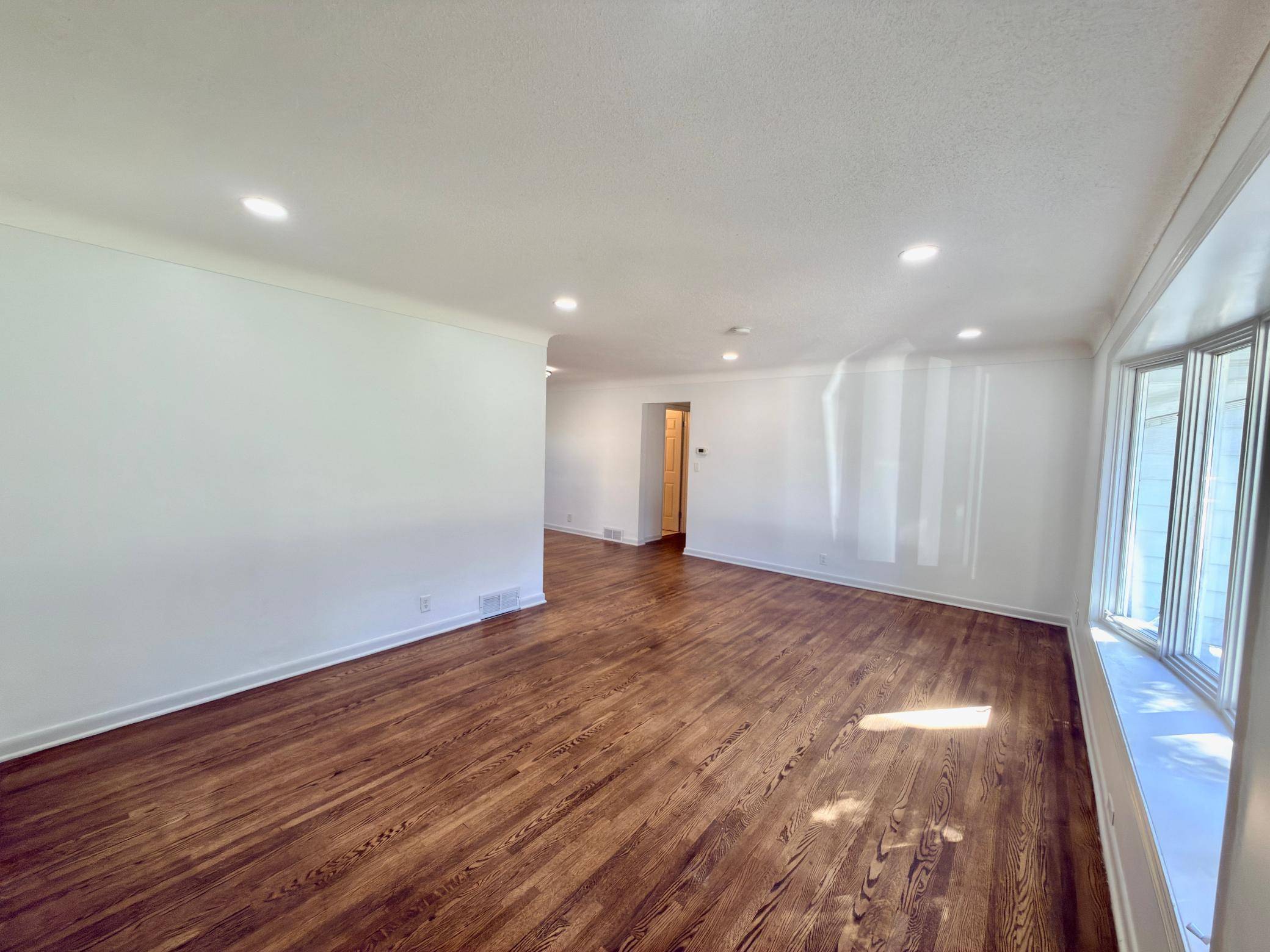 795 County Road B2 W, Roseville, MN 55113