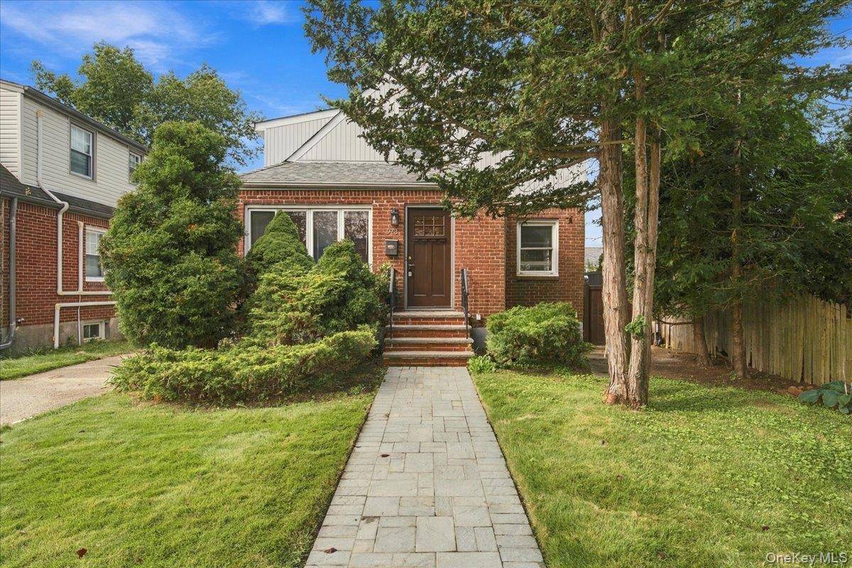 973 N 3rd ST, New Hyde Park, NY 11040