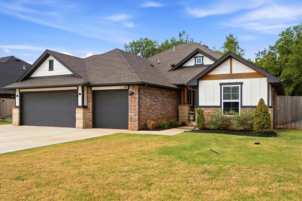 2301 Creekview DR, Moore, OK 73160