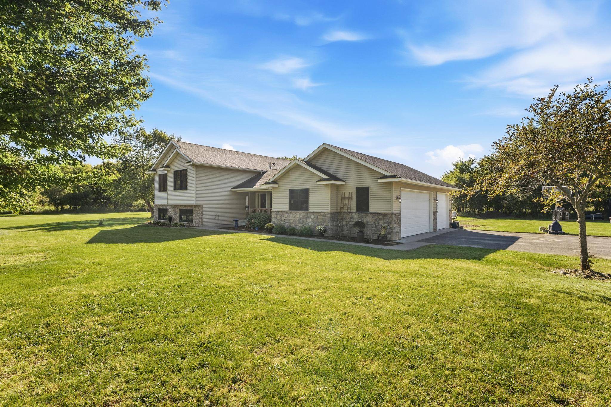 15977 345th ST, Center City, MN 55012