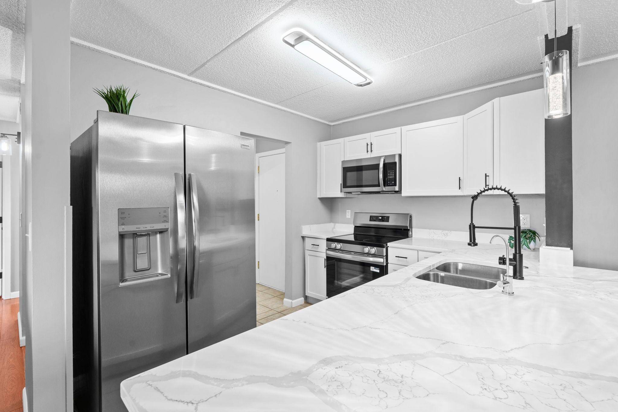 10501 Cedar Lake RD #512, Minnetonka, MN 55305