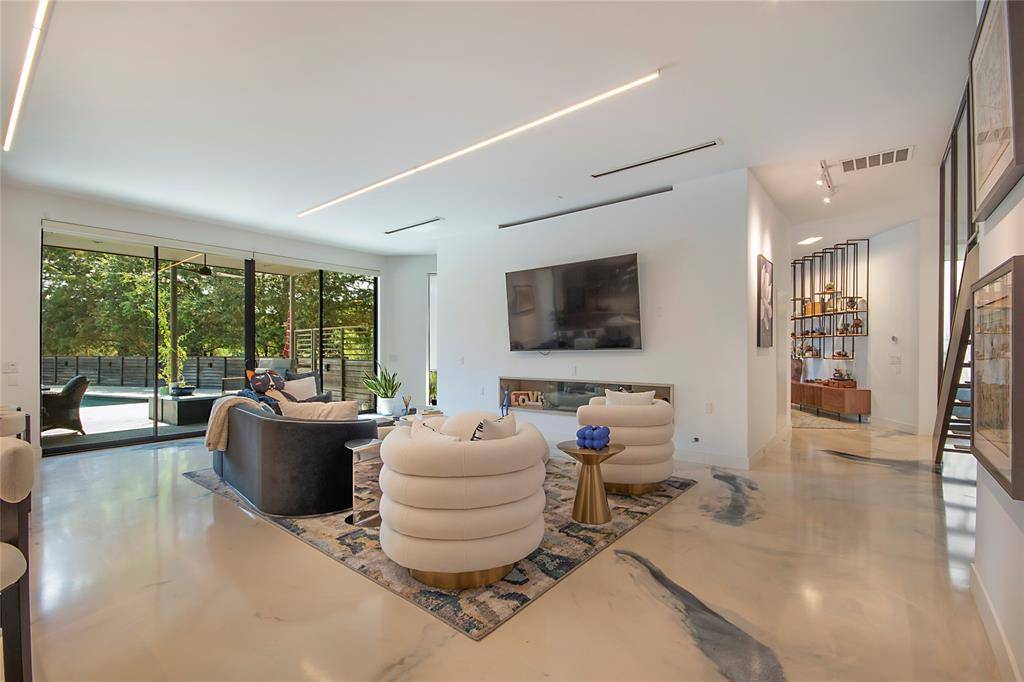 60 Vanguard Way, Dallas, TX 75243