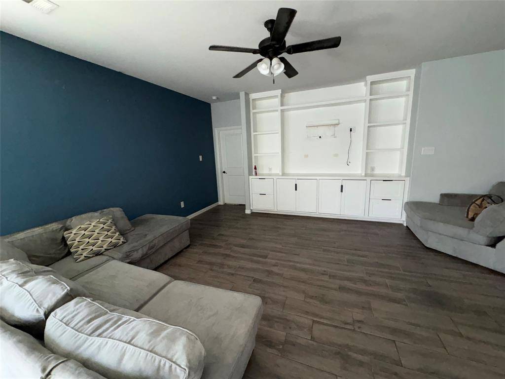 208 Flower Ridge Drive, Fort Worth, TX 76108