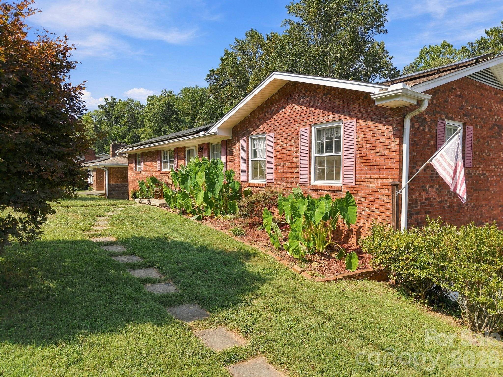 7 Fieldcrest CIR, Asheville, NC 28806