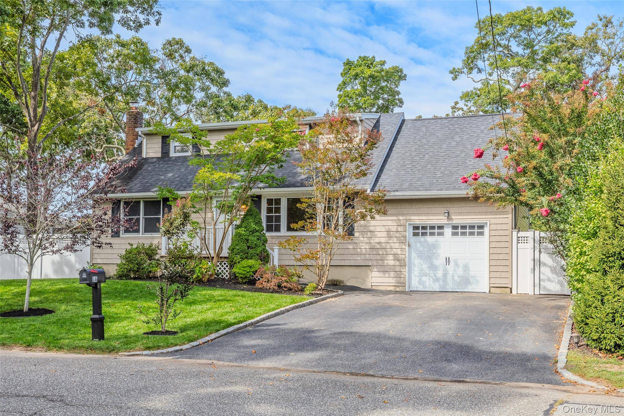 16 Hewitt BLVD, Center Moriches, NY 11934