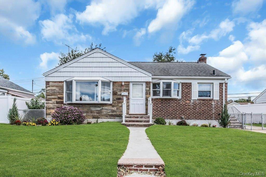 74 Bette RD, East Meadow, NY 11554