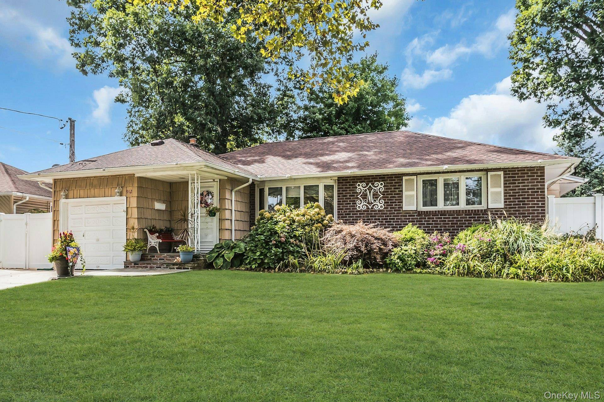912 Ascan ST, Valley Stream, NY 11580