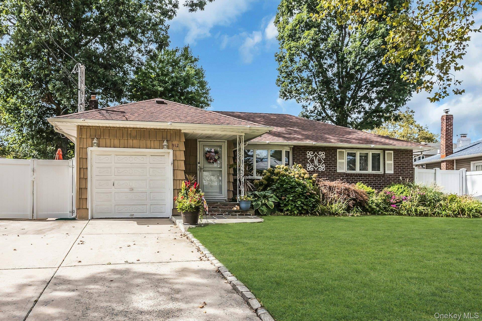 912 Ascan ST, Valley Stream, NY 11580
