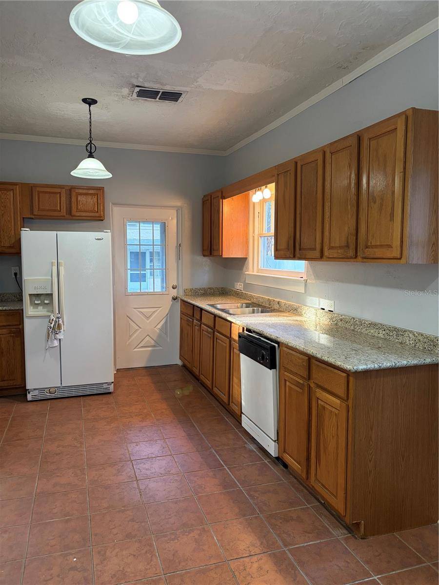 19 W PENDLETON AVE, Eustis, FL 32726