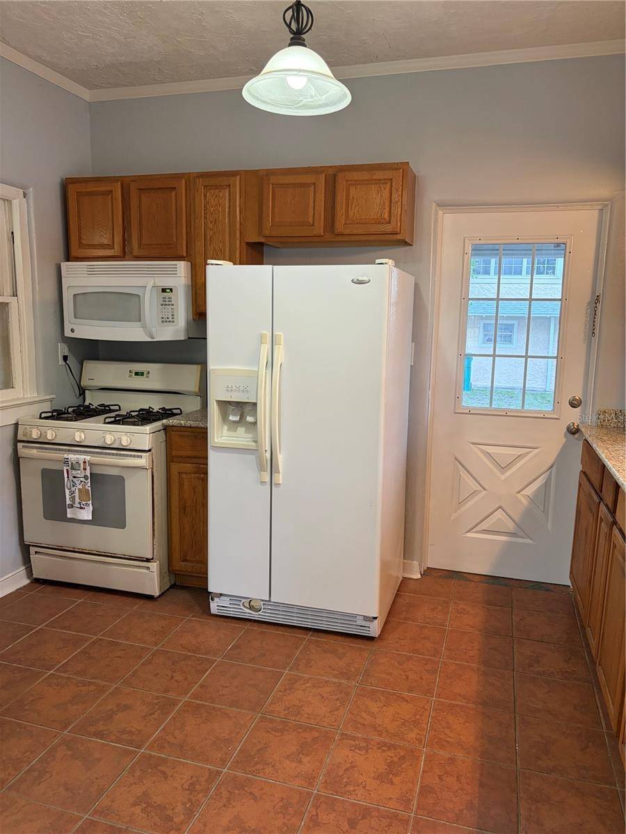 19 W PENDLETON AVE, Eustis, FL 32726