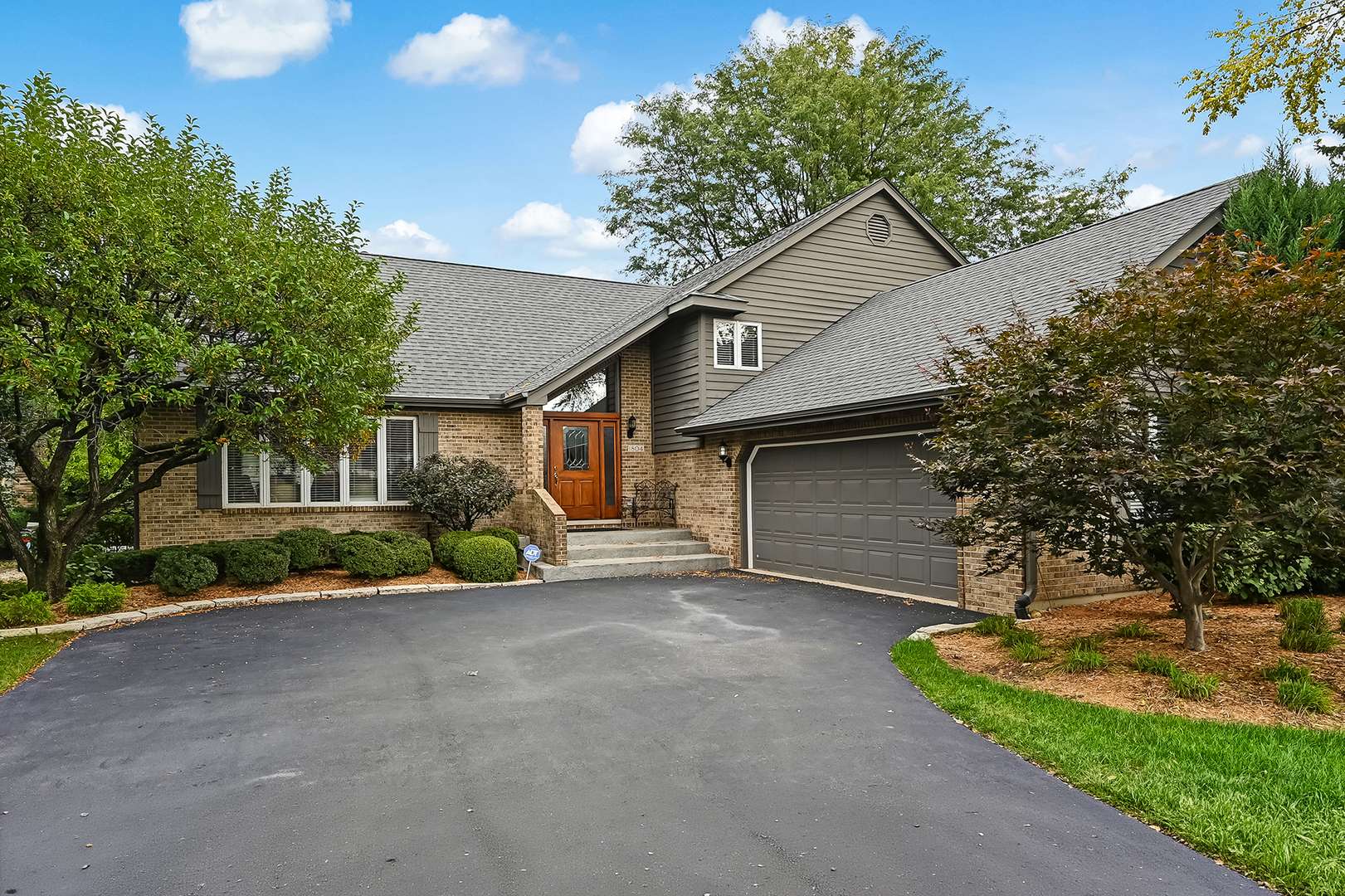 1804 Woodview CT, Darien, IL 60561