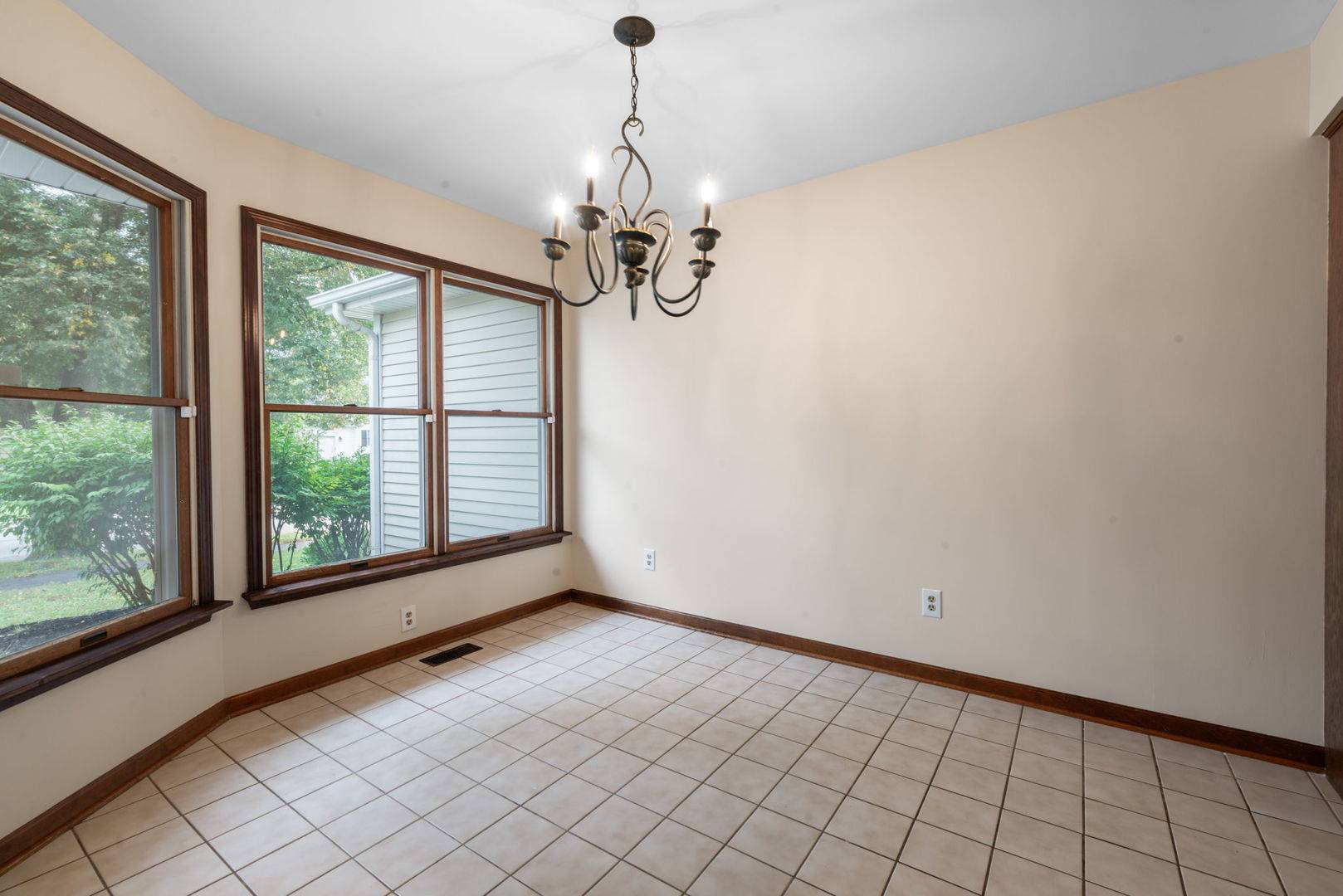 214 S Harrison ST, Geneva, IL 60134