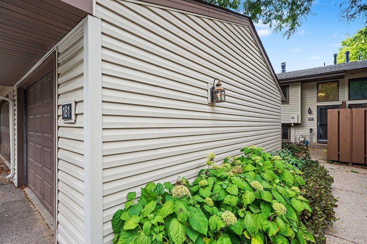 181 River Woods LN, Burnsville, MN 55337