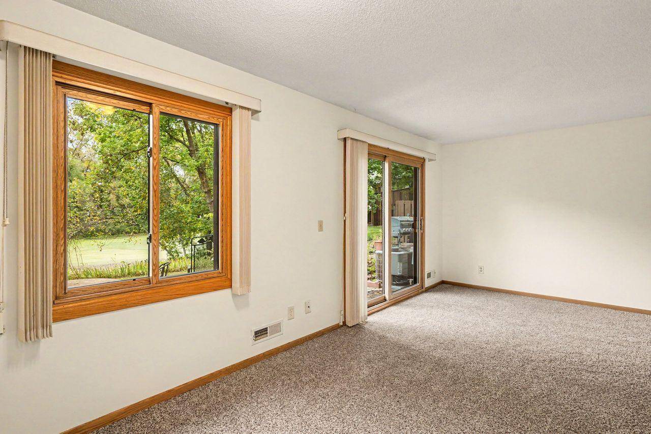 181 River Woods LN, Burnsville, MN 55337