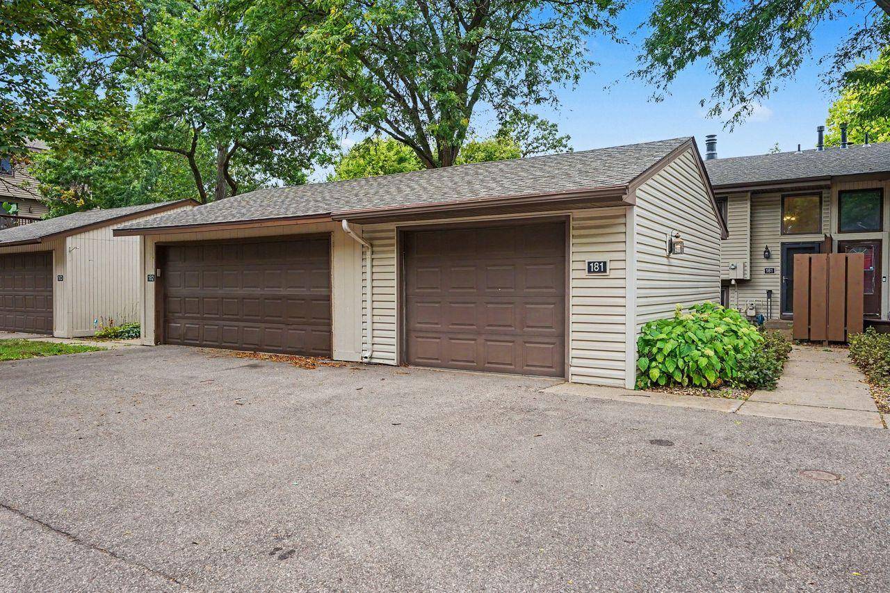 181 River Woods LN, Burnsville, MN 55337