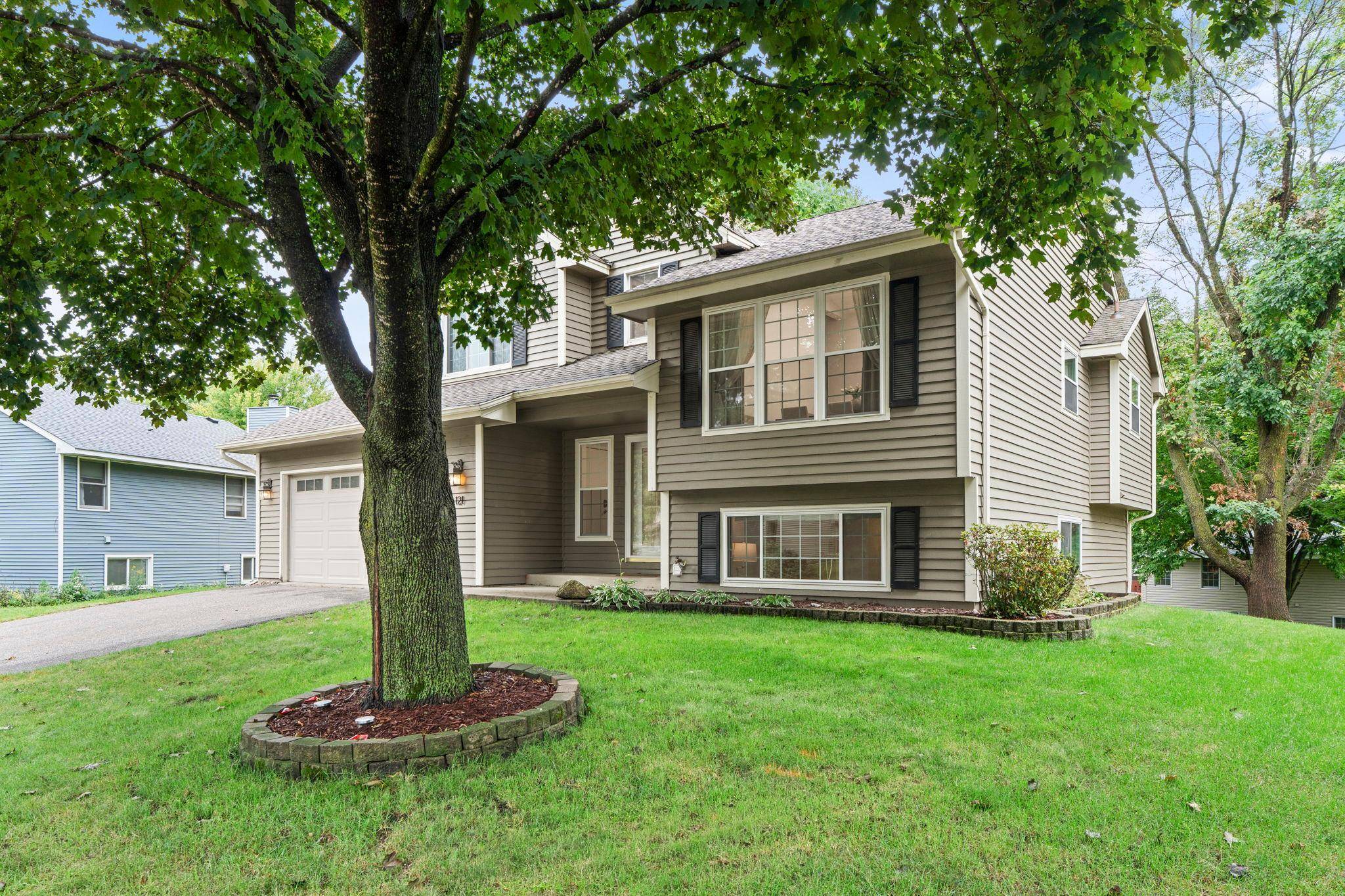 121 Fox Hollow DR, Chanhassen, MN 55317
