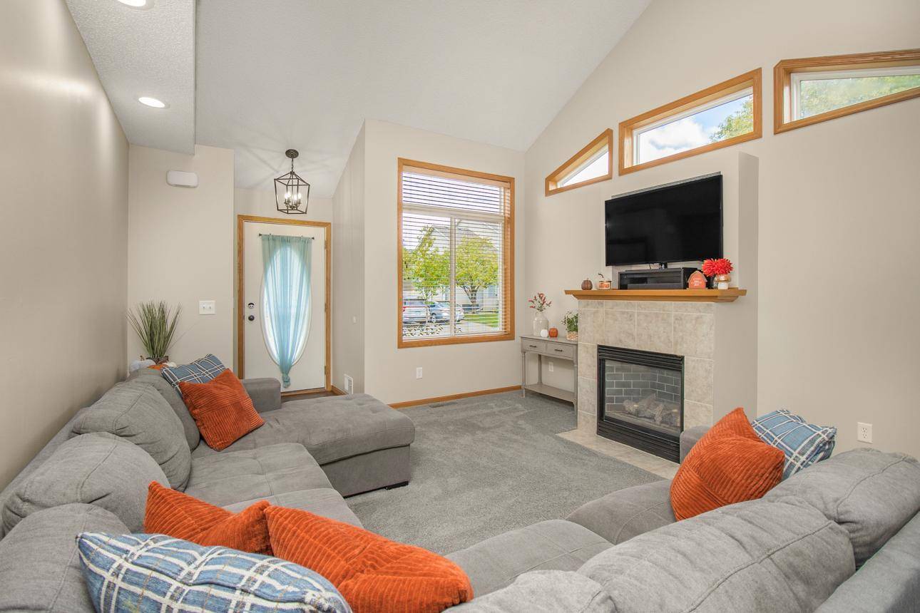 1665 Lexington LN, Shakopee, MN 55379