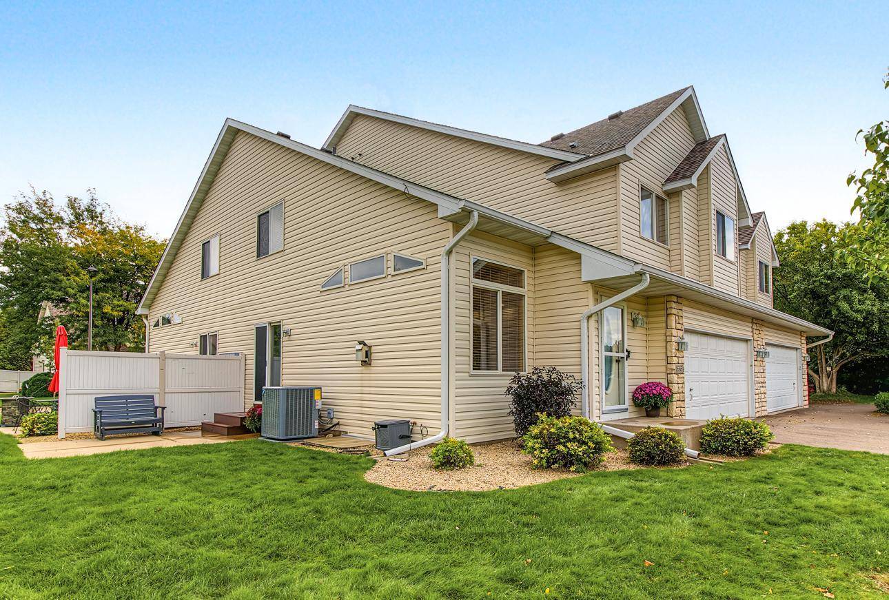 1665 Lexington LN, Shakopee, MN 55379