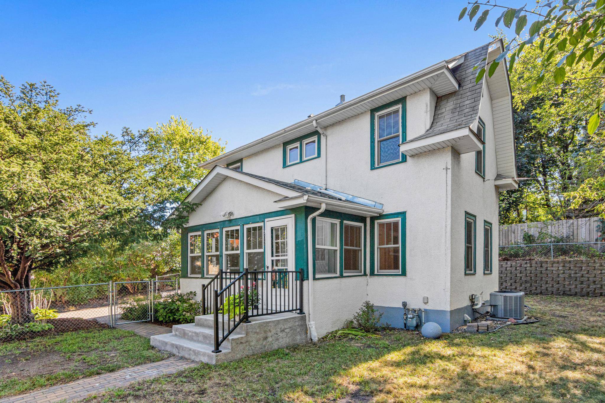 902 Hunt PL, Saint Paul, MN 55114