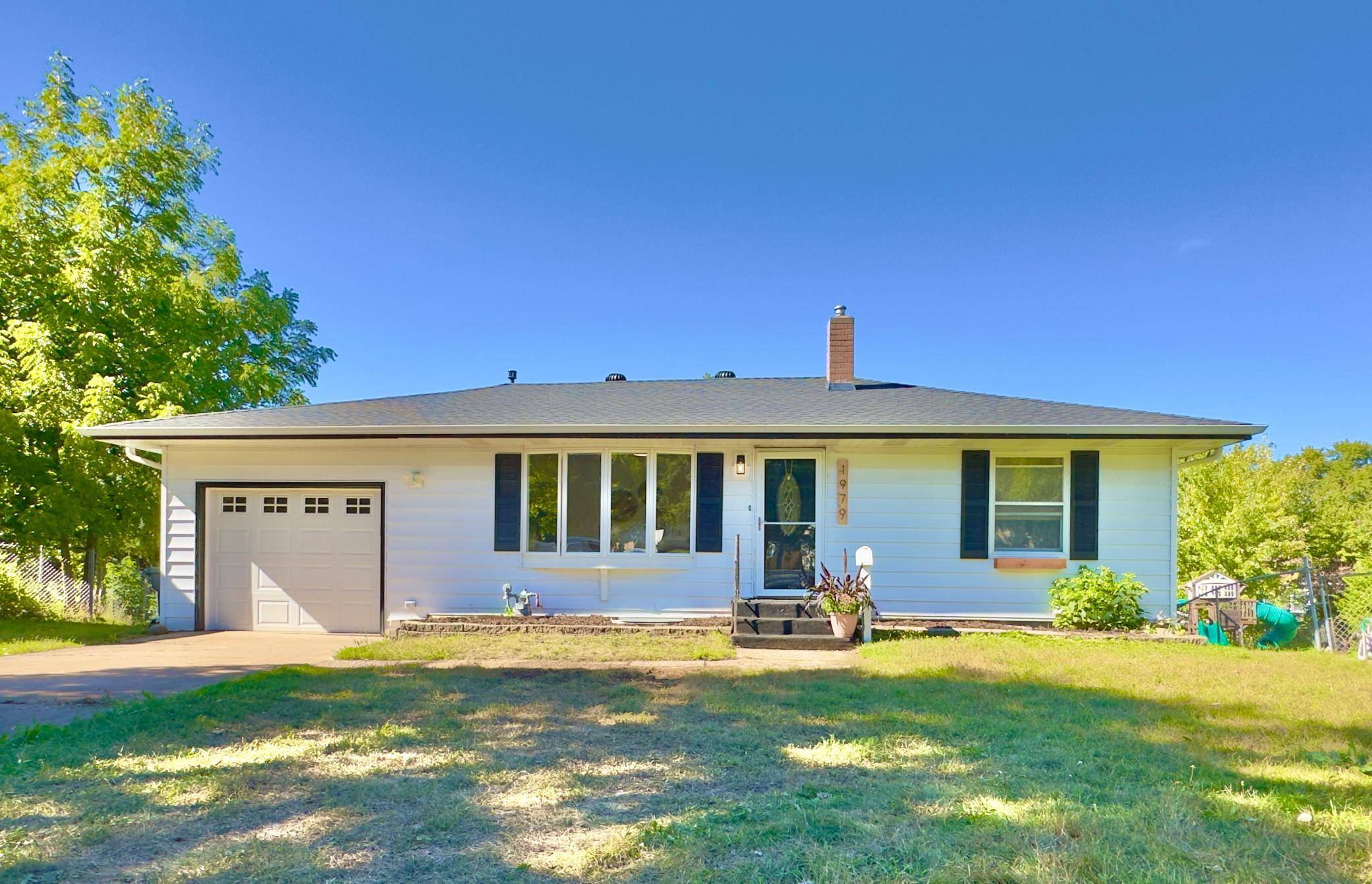 1979 Memory LN, North Saint Paul, MN 55109