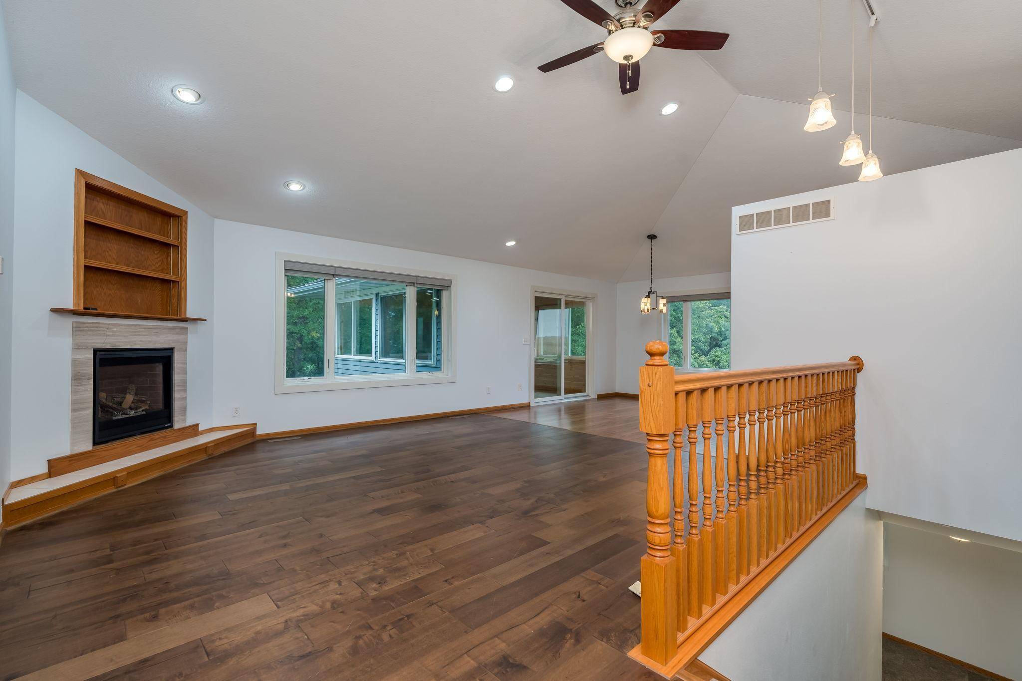 102 Loraine DR, Lake Crystal, MN 56055