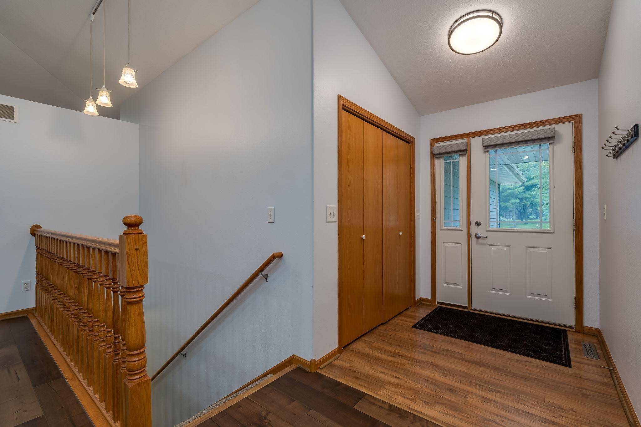 102 Loraine DR, Lake Crystal, MN 56055