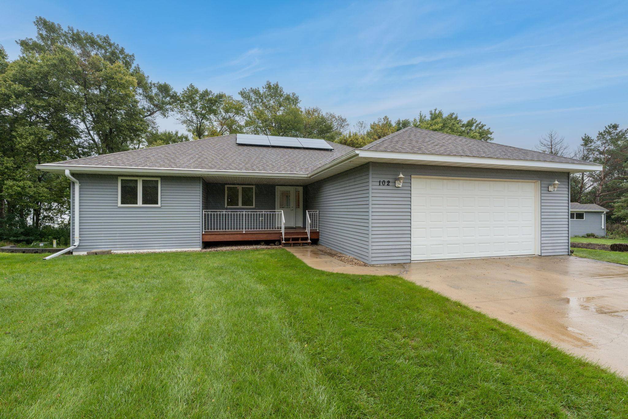 102 Loraine DR, Lake Crystal, MN 56055