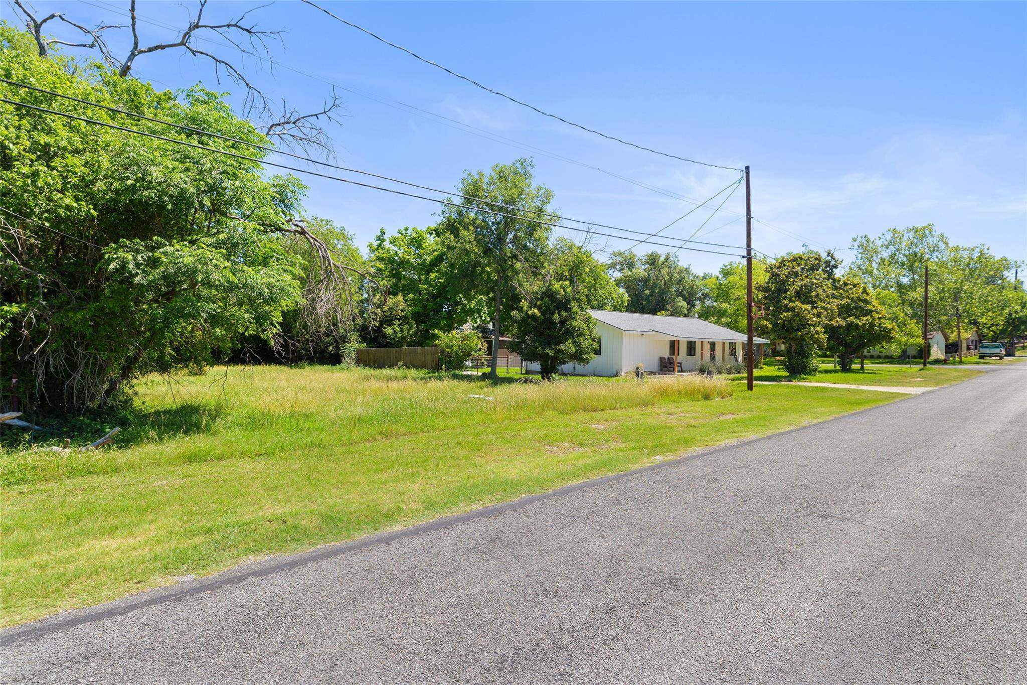 203 E Cypress ST, Johnson City, TX 78636