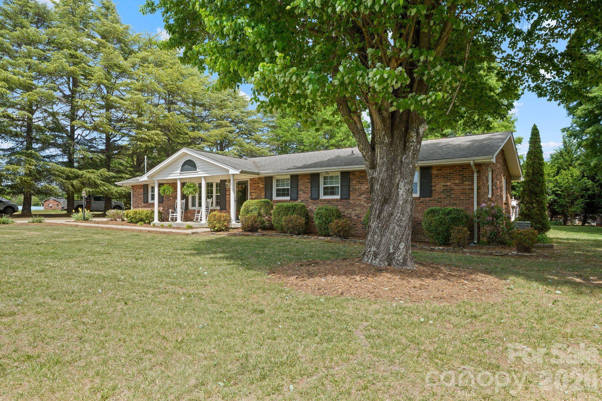 3328 Sulphur Springs RD NE, Hickory, NC 28601
