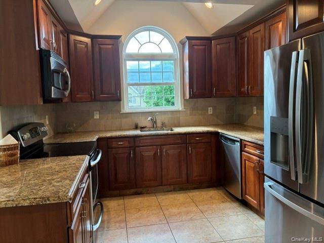154 Christine DR, Dix Hills, NY 11746