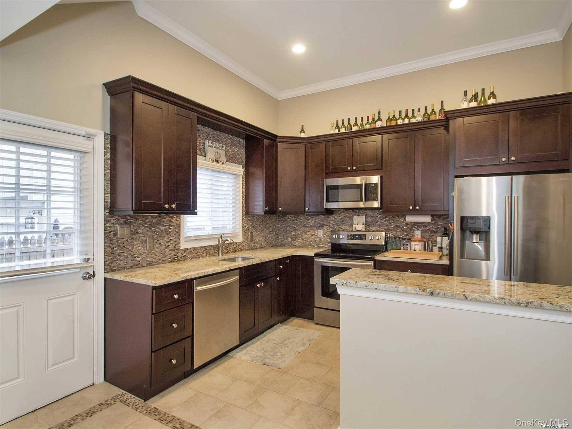 11 Pratt ST, West Babylon, NY 11704