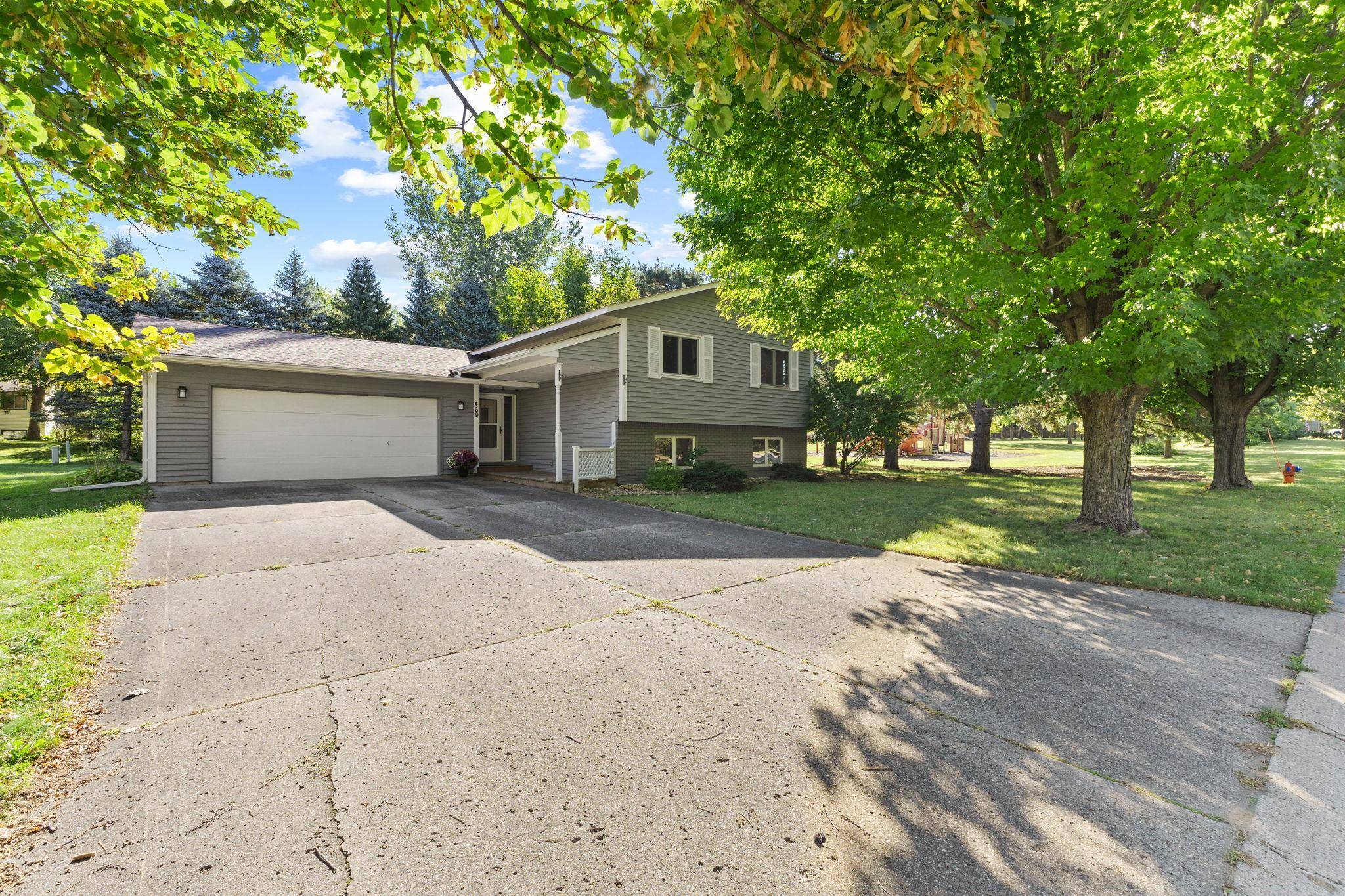 469 Campbell LN NW, Hutchinson, MN 55350