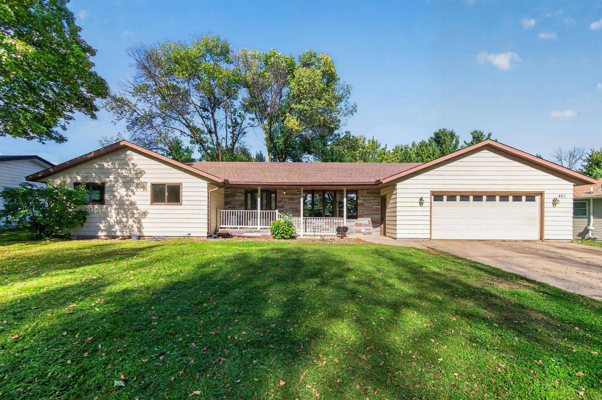 401 Shady LN, Norwood Young America, MN 55397